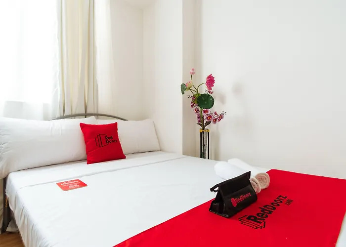 Reddoorz Premium @ Amaia Skies Avenida Hotel 4*