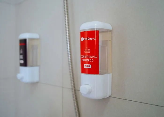 Reddoorz Premium @ Amaia Skies Avenida Hotel 4*